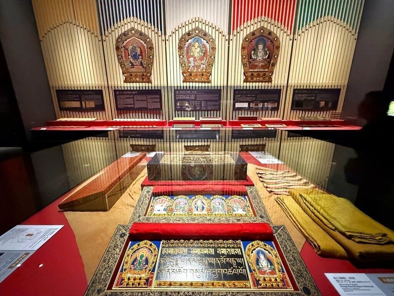 37萬兩黃金打造國寶！故宮特展《龍藏經》爆紅，南院曝不用人擠人秘法