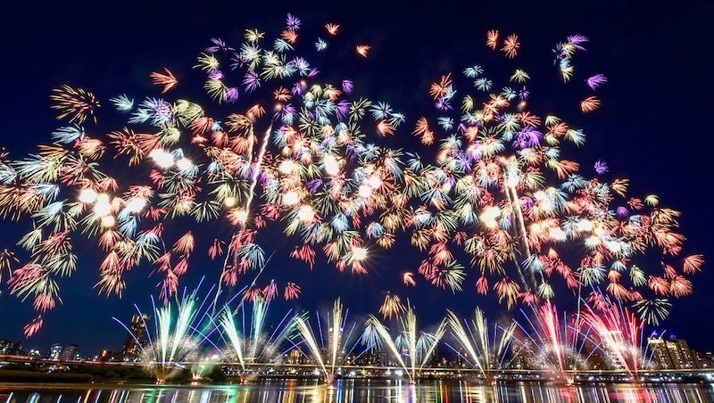 2026大稻埕煙火8/15壓軸場！時間、觀賞點、蜘蛛人無人機、交管一次看