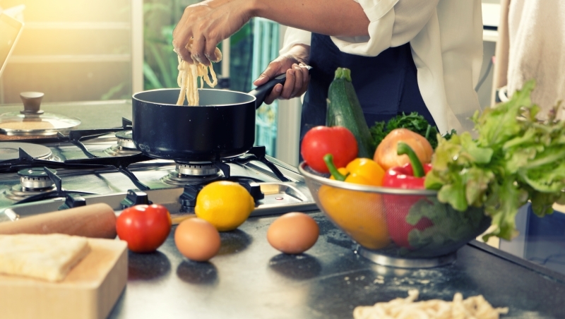 進階版外送！日本流行「外送廚師」到你家煮飯，月收入最高有30萬