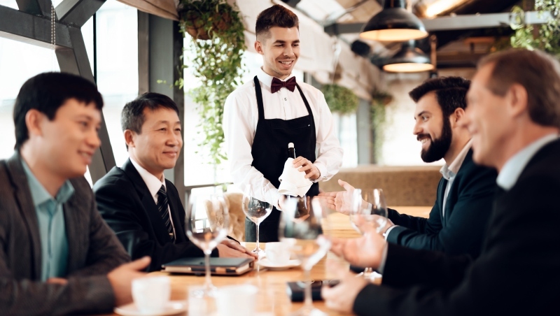 老闆找我當陪客應酬，我需要趁隙買單嗎？這種場合一定要注意的事