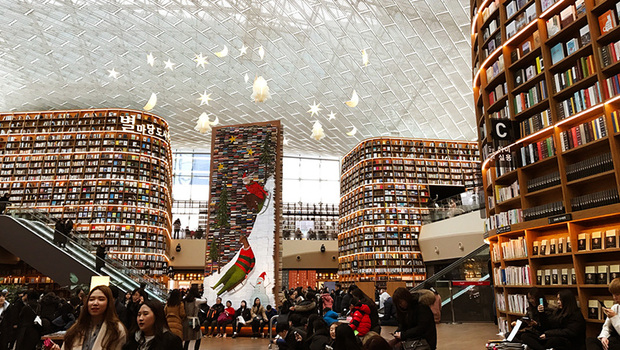 韓國最美星空圖書館：顛覆傳統設計思維、賣場中心的3層樓巨大書牆