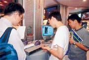 1台客廳裡的主機,卻吸引國際資訊大廠全心投入,搶著控制你家客廳。 1台客廳裡的主機,卻吸引國際資訊大廠全心投入,搶著控制你家客廳。