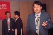 ■行事從容優雅的林克孝(右),這一次成了家變祭品,吳東亮深感歉疚。 ■行事從容優雅的林克孝(右),這一次成了家變祭品,吳東亮深感歉疚。