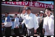 蕭萬長(中)現在堅持除非換腦袋,否則再也不談政治。 蕭萬長(中)現在堅持除非換腦袋,否則再也不談政治。