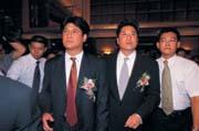 左有父親中信金控董事長辜濂松的支持,右有哥哥中信銀董事長辜仲諒的幫忙,辜仲瑩這場仗打得輕鬆! 左有父親中信金控董事長辜濂松的支持,右有哥哥中信銀董事長辜仲諒的幫忙,辜仲瑩這場仗打得輕鬆!