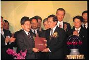 透過台灣智庫的成立,陳水扁總統(前排中)掌握了吸納「五年級生」的管道。(左一為柯承恩、左二為杜正勝、右二為吳榮義) 透過台灣智庫的成立,陳水扁總統(前排中)掌握了吸納「五年級生」的管道。(左一為柯承恩、左二為杜正勝、右二為吳榮義)