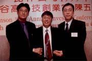 昆仲基金發起人辜仲諒(左)請來陳五福(中)擔任顧問,對進軍美國有莫大助益(右為昆仲基金董事陳進福)。 昆仲基金發起人辜仲諒(左)請來陳五福(中)擔任顧問,對進軍美國有莫大助益(右為昆仲基金董事陳進福)。