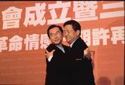 林百里(左)在三愛OB會上與18年來第一次回台灣的高琮富(右)相見,兩人熱情相擁,久久不能自己。 林百里(左)在三愛OB會上與18年來第一次回台灣的高琮富(右)相見,兩人熱情相擁,久久不能自己。