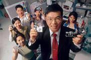 市面上數位相機琳琅滿目,幾乎都以高畫質、高價位為訴求,天瀚的低價策略卻能在市場上殺出自己的一條路。(圖前為總經理陳振田) 市面上數位相機琳琅滿目,幾乎都以高畫質、高價位為訴求,天瀚的低價策略卻能在市場上殺出自己的一條路。(圖前為總經理陳振田)