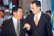 徐旭東(左)若買下辜成允(右)的和信電訊,將成為真正的電信第三雄。 徐旭東(左)若買下辜成允(右)的和信電訊,將成為真正的電信第三雄。