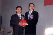 ■金管會主委龔照勝(右)與證期局局長吳當傑(左)新官上任,立刻面臨認購權證課稅爭議。 ■金管會主委龔照勝(右)與證期局局長吳當傑(左)新官上任,立刻面臨認購權證課稅爭議。