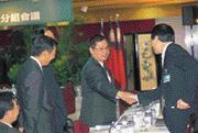 戴勝通(中)對於台北的頂級飲食、娛樂頗為了解,遇上?好吃、好玩的,也不忘獨樂樂不如眾樂樂。 戴勝通(中)對於台北的頂級飲食、娛樂頗為了解,遇上?好吃、好玩的,也不忘獨樂樂不如眾樂樂。