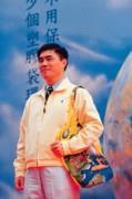 積極推廣資源回收,郝龍斌只有請人高唱「酒矸倘賣嘸」。 積極推廣資源回收,郝龍斌只有請人高唱「酒矸倘賣嘸」。