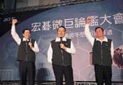 ■王振堂(右)殺入低價電腦市場,企圖為宏碁達成獲利的魔術數字,江博文(左)負起通路管理的重責大任。 ■王振堂(右)殺入低價電腦市場,企圖為宏碁達成獲利的魔術數字,江博文(左)負起通路管理的重責大任。