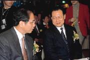 相較於前任副閣揆賴英照(右)的一步一步建立制度,游錫(左)的戰鬥內閣在林信義的操作下顯得「快」多了。 相較於前任副閣揆賴英照(右)的一步一步建立制度,游錫(左)的戰鬥內閣在林信義的操作下顯得「快」多了。