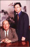 吳志揚(右)以父親走過的路為戒,無意涉足政界(左為吳伯雄)。 吳志揚(右)以父親走過的路為戒,無意涉足政界(左為吳伯雄)。