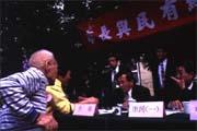 陳水扁(右二)拋開官、民的上下關係,將市政府與市民轉化成以服務為導向的互動模式。 陳水扁(右二)拋開官、民的上下關係,將市政府與市民轉化成以服務為導向的互動模式。