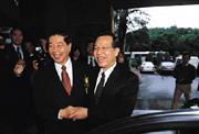 ■對金控公司設立,財政部在顏慶章(右)任部長時,是「全力衝刺,熱到最高點」。但李庸三(左)上任後,則進行降溫動作。 ■對金控公司設立,財政部在顏慶章(右)任部長時,是「全力衝刺,熱到最高點」。但李庸三(左)上任後,則進行降溫動作。