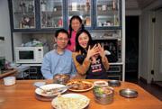便當媽媽……處女座的吳蕙如一家四口黏得不得了。用過晚飯後,裝好便當,便在客廳各據一方寫作業、工作、彈琴,天天如此。 便當媽媽……處女座的吳蕙如一家四口黏得不得了。用過晚飯後,裝好便當,便在客廳各據一方寫作業、工作、彈琴,天天如此。