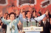 三二○大選結果因群眾抗爭而蒙上不確定陰影,直到來自白宮的賀電傳來。 三二○大選結果因群眾抗爭而蒙上不確定陰影,直到來自白宮的賀電傳來。