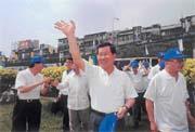國親「連宋配」成局,老蕭在此時間點請辭國民黨副主席,為總統大選投出一顆變化球。 國親「連宋配」成局,老蕭在此時間點請辭國民黨副主席,為總統大選投出一顆變化球。