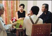 假日,李玉梅(左二)與三五好友,在梅竹山莊家中打牌,是最大的享受。 假日,李玉梅(左二)與三五好友,在梅竹山莊家中打牌,是最大的享受。