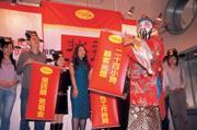■網路拍賣影響力無遠弗屆,不過,有爭議的商品也無所遁形,因此網路拍賣對交易安全的要求越來越受到重視。 ■網路拍賣影響力無遠弗屆,不過,有爭議的商品也無所遁形,因此網路拍賣對交易安全的要求越來越受到重視。