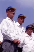 連戰勤走基層為總統大選暖身。(左起:連戰、徐立德、涂德琦) 連戰勤走基層為總統大選暖身。(左起:連戰、徐立德、涂德琦)