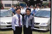 1999年5月,胡開昌(前排右)帶領13人的「台灣馬自達總代理」經營團隊,將馬自達銷售輛數,翻了兩番,市占率也成長為2.3%。 1999年5月,胡開昌(前排右)帶領13人的「台灣馬自達總代理」經營團隊,將馬自達銷售輛數,翻了兩番,市占率也成長為2.3%。
