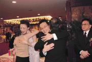 馬永成(右)婚宴政商雲集,第一家庭隆重出席,吳淑珍還對新郎下通牒,要他以後「乖一點」! 馬永成(右)婚宴政商雲集,第一家庭隆重出席,吳淑珍還對新郎下通牒,要他以後「乖一點」!