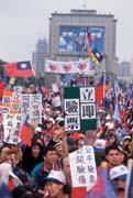 凱達格蘭大道上的「驗票」聲浪衝著扁政府而來,檯面下的國親角力卻也是暗潮洶湧。 凱達格蘭大道上的「驗票」聲浪衝著扁政府而來,檯面下的國親角力卻也是暗潮洶湧。
