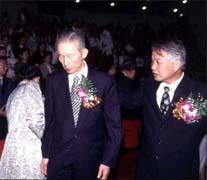 張昭雄(右)擔任宋楚瑜副手,王永慶(左)持正面鼓勵態度。 張昭雄(右)擔任宋楚瑜副手,王永慶(左)持正面鼓勵態度。
