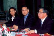 望子成龍嘉泥董事長張永平與夫人章慈育(下圖)花了十年時間,培育張剛綸(上圖中)獨當一面、掌控嘉泥中國控股公司的能力。(上圖左1為嘉泥中國控股財務長王立心,左3為嘉泥中國控股董事長王建國) 望子成龍嘉泥董事長張永平與夫人章慈育(下圖)花了十年時間,培育張剛綸(上圖中)獨當一面、掌控嘉泥中國控股公司的能力。(上圖左1為嘉泥中國控股財務長王立心,左3為嘉泥中國控股董事長王建國)