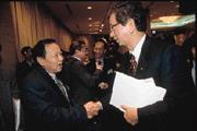 李遠哲(右)曾為王守田(左)背書,不料卻遭遇重大挫折。 李遠哲(右)曾為王守田(左)背書,不料卻遭遇重大挫折。