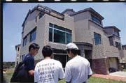 宏碁為員工規畫的「寬頻社區」渴望村,落成之後卻不能寬頻上網,令員工大失所望。 宏碁為員工規畫的「寬頻社區」渴望村,落成之後卻不能寬頻上網,令員工大失所望。
