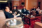 王令麟(左1)做事業喜歡大手筆,接受採訪也一樣大陣仗。 王令麟(左1)做事業喜歡大手筆,接受採訪也一樣大陣仗。