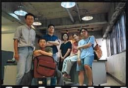 開放原碼創辦人兼技術長黃經緯(右一)認為堅持Linux開放的精神比起壟斷牟利來得重要的多。 開放原碼創辦人兼技術長黃經緯(右一)認為堅持Linux開放的精神比起壟斷牟利來得重要的多。