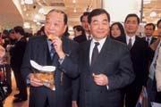統一集團董事長高清愿(左)對微風廣場董事長廖偉志(右)的「熱情」,讓廖偉志受寵若驚! 統一集團董事長高清愿(左)對微風廣場董事長廖偉志(右)的「熱情」,讓廖偉志受寵若驚!