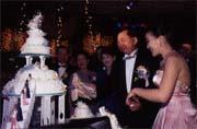 馬、唐婚宴上政商名流全員到齊(左起唐威夫婦、馬維建、唐可珊、杜麗莊、馬志玲)。 馬、唐婚宴上政商名流全員到齊(左起唐威夫婦、馬維建、唐可珊、杜麗莊、馬志玲)。