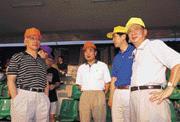 ■聯電對進軍大陸野心勃勃,卻遇上政府的法令不通融,高層也頭痛萬分(左起董事長曹?興誠、副總溫清章、執行長張崇德與副董事長宣明智)。 ■聯電對進軍大陸野心勃勃,卻遇上政府的法令不通融,高層也頭痛萬分(左起董事長曹?興誠、副總溫清章、執行長張崇德與副董事長宣明智)。