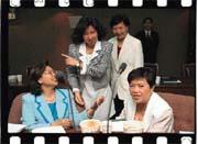 葉菊蘭(後排右)的娘子軍,讓交通部官員有話不敢說(後排左為莊錦華)。 葉菊蘭(後排右)的娘子軍,讓交通部官員有話不敢說(後排左為莊錦華)。