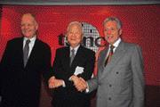 ■張忠謀與梭羅(左)、邦飛(右)難得同台亮相。 ■張忠謀與梭羅(左)、邦飛(右)難得同台亮相。