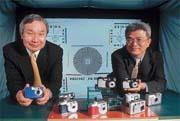 溫生台(左)認為英特爾退出反而是「因禍得福」。(右為佳能光學製造部總經理曾明仁) 溫生台(左)認為英特爾退出反而是「因禍得福」。(右為佳能光學製造部總經理曾明仁)