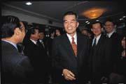 新任投管會委員「過分天真」,不懂遊戲規則,主委張昌邦(右三)只能無言以對。 新任投管會委員「過分天真」,不懂遊戲規則,主委張昌邦(右三)只能無言以對。
