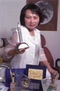 李素蕊隻身離家打拚,她認為,業務員要隨時充電,讓自己處於戰鬥狀態,對業務成長才有幫助。 李素蕊隻身離家打拚,她認為,業務員要隨時充電,讓自己處於戰鬥狀態,對業務成長才有幫助。