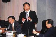 ■鄭深池(中)和林宗勇(左)合作無間,快速克服兩邊都有官股生態的銀行整合案。 ■鄭深池(中)和林宗勇(左)合作無間,快速克服兩邊都有官股生態的銀行整合案。