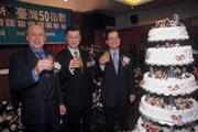 股市成交量萎縮,證交所也是受害者。(中為證交所董事長陳沖,右為朱富春) 股市成交量萎縮,證交所也是受害者。(中為證交所董事長陳沖,右為朱富春)
