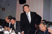 從傳統產業轉到金融業,鄭深池(立者)擁有新戰場,卻包袱沉重。 從傳統產業轉到金融業,鄭深池(立者)擁有新戰場,卻包袱沉重。