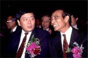 為使期交所擺脫內鬥陰影,証期會主委林宗勇(左)將撤換期交所董事長林孝達(右)。 為使期交所擺脫內鬥陰影,証期會主委林宗勇(左)將撤換期交所董事長林孝達(右)。