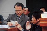 法務部行政執行署追稅能力讓陳定南(左)很滿意,為國庫注入不少財源。 法務部行政執行署追稅能力讓陳定南(左)很滿意,為國庫注入不少財源。